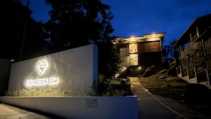 Un bâtiment moderne avec une enseigne indiquant « The Hidden Gem » et un panneau indiquant « Stationnement réservé aux clients ».