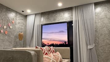 Minibar, caja de seguridad en la habitación y escritorio