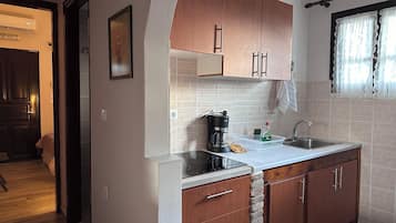 Fridge, stovetop, coffee/tea maker, toaster