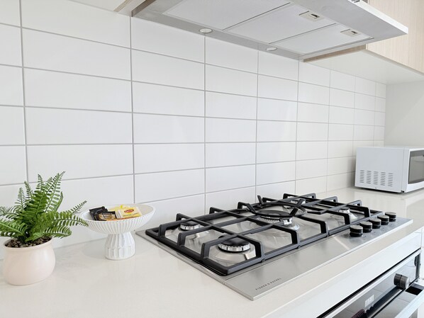 Jääkaappi, mikroaaltouuni, uuni, liesi