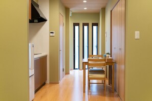 Standard Double Room, Non Smoking | Private kitchen | Fridge, microwave, stovetop, electric kettle - HANASTAY SAKURA (Osaka)