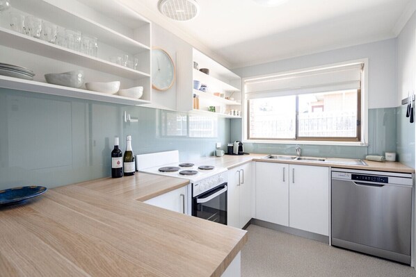 ثلاجة، ميكروويف، فرن، موقد طهي مسطح