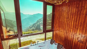 华丽村舍, 阳台, 山景 | 1 多间卧室、羽绒被、笔记本电脑工作区、隔音