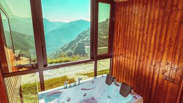 Deluxe-mökki, parveke, vuoristonäköala | 1 makuuhuone, kannettavalle tietokoneelle sopiva työtila