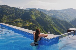 Ulkouima-allas avoinna 9.00–20.00, aurinkotuoleja