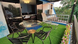 En 32-tommers Flatskjerm-TV med kabel-kanaler