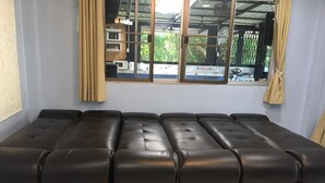Una habitación con un amplio sofá modular en estilo moderno industrial.