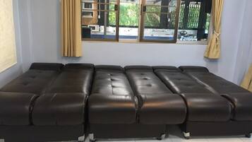 Televisi layar datar 32-inci dengan saluran TV kabel