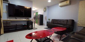 Villa Classic | Area soggiorno | TV a schermo piatto 32 pollici con canali via cavo