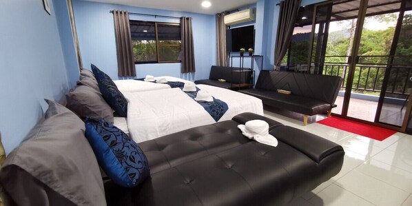 4 bedrooms, free WiFi, bed sheets - ChomTawan PhuphanDao Pool Villa  (Nakhon Nayok)