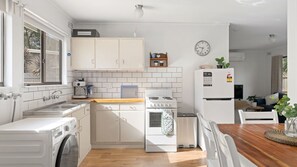 Réfrigérateur, plaque de cuisson, grille-pain