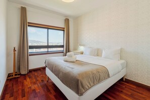 2 bedrooms, iron/ironing board, travel crib