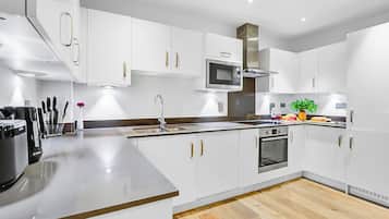 Fridge, oven, stovetop, dishwasher