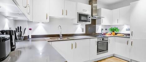 Réfrigérateur, four, plaque de cuisson, lave-vaisselle