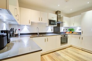 Refrigerador, horno, parrilla de estufa y lavavajillas 