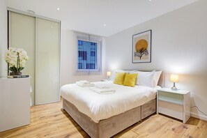 3 habitaciones, tabla de planchar con plancha y cuna de viaje 