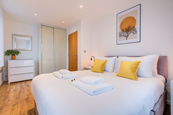 2 chambres, fer et planche à repasser, lit de bébé portatif