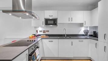 Refrigerador, horno, parrilla de estufa y lavavajillas