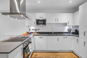 Fridge, oven, stovetop, dishwasher