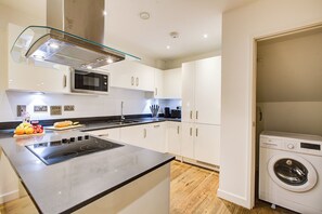 Fridge, oven, stovetop, dishwasher