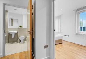 Une salle de bain moderne avec un lavabo, des toilettes et un miroir.