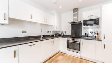 Een koelkast, een oven, een kookplaat, een vaatwasser