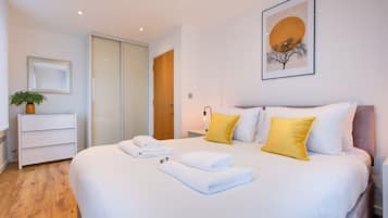 1 habitación, tabla de planchar con plancha y cuna de viaje