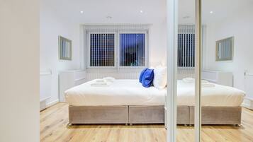 2 quartos, ferros/tábuas de passar roupa, berço de viagem