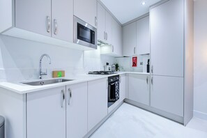 Jääkaappi, uuni, liesi, vedenkeitin