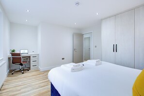 1 quarto, escrivaninha, ferros/tábuas de passar roupa, berço de viagem