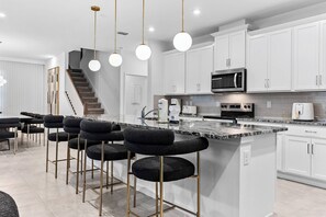 Microondas, horno, placa de cocina, lavavajillas