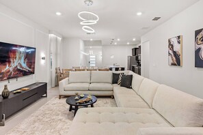 Una televisión, una chimenea, videojuegos