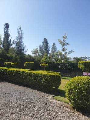 Property grounds - Serene 4bedroom villa in Naivasha with scenic views & shared pool close to lake (Naivasha)