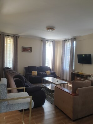 Smart TV - Serene 4bedroom villa in Naivasha with scenic views & shared pool close to lake (Naivasha)