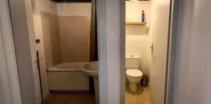 Hair dryer, towels, toilet paper - Duplex in charming neighborhood overlooking chateau, close to downtown and all amenities (Clisson)