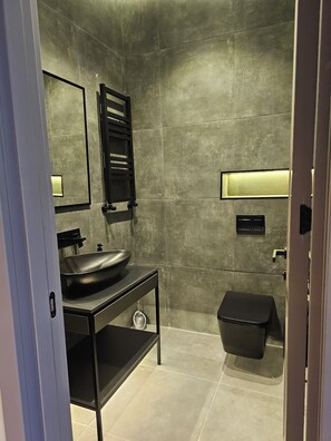 Shower, hair dryer, bidet, towels - Cozy 1-bedroom apartment in charming T'bilisi with AC, WiFi (T'bilisi)