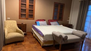 4 makuuhuonetta, työpöytä, ilmainen Wi-Fi