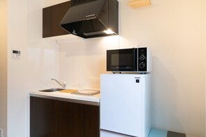 Réfrigérateur, micro-ondes, plaque de cuisson, bouilloire électrique