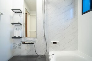 Habitación doble superior, para no fumadores | Baño | Tina y regadera independientes, secadora de cabello, toallas, shampoo 