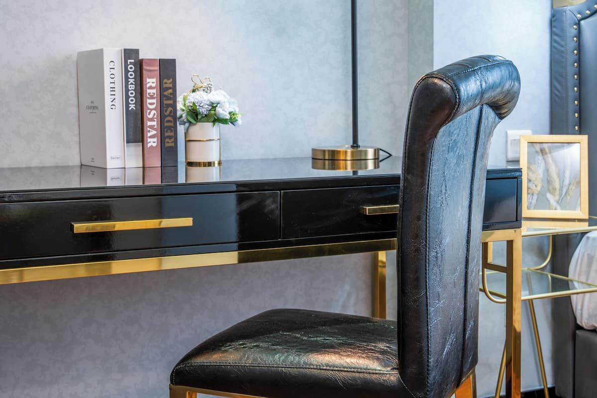 Escritorio, espacio para trabajar con laptop y wifi gratis 