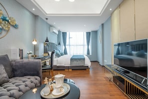 Classic Single Room, Refrigerator, City View | Desk, laptop workspace, free WiFi - Yangyun Sanshengji Apartment (Guangzhou)
