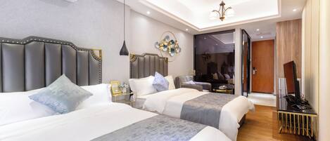 Quarto casal ou duplo conforto, vista para a cidade | 1 quarto, escrivaninha, espaço de trabalho para notebook