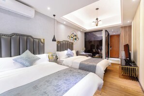 Dobbelt- eller tomannsrom – comfort, byutsikt | Skrivebord, skrivebord for bærbar PC og wi-fi (inkludert)