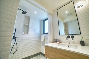 Departamento Deluxe | Baño | Regadera, amenidades de baño gratuitas, toallas, jabón 