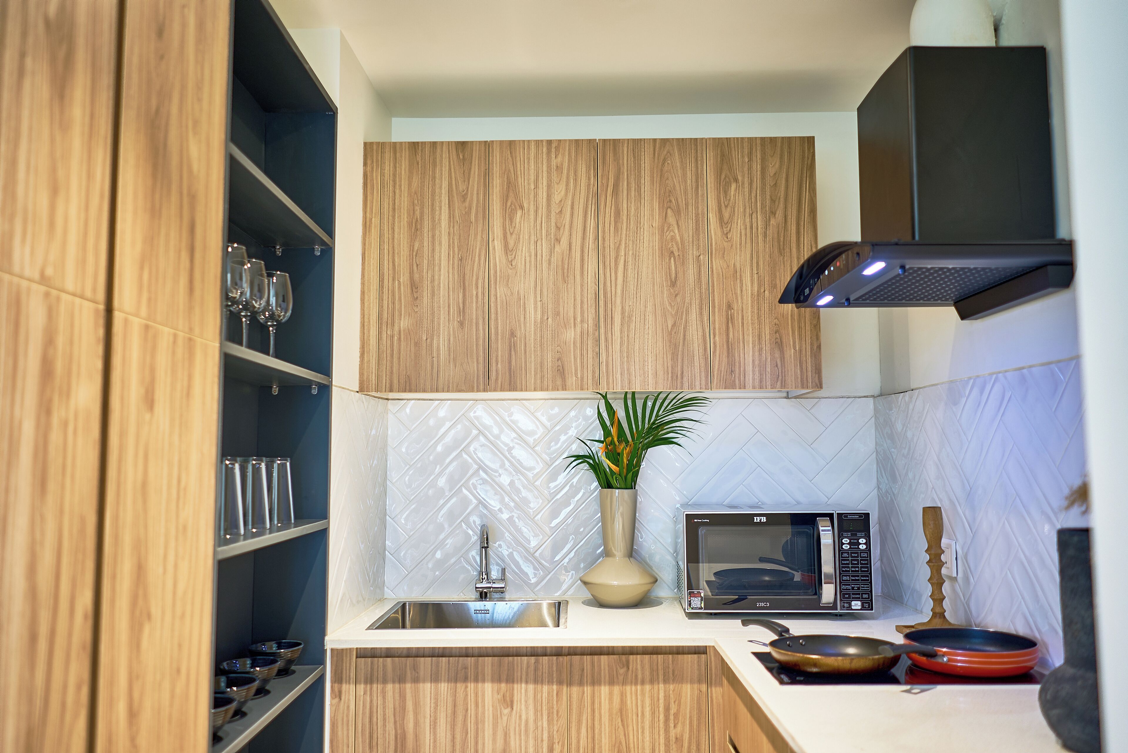 Deluxe Apartment | Private kitchen | Fridge, microwave, oven, stovetop