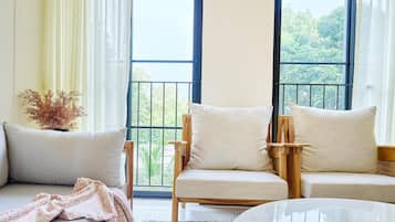 Deluxe Apartment | Living area