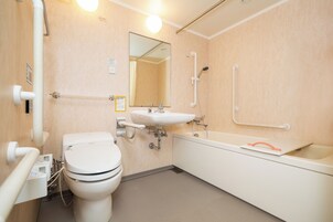 Combined shower/tub, deep soaking tub, free toiletries, hair dryer