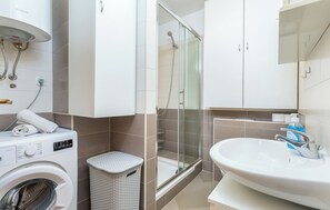 Dusche, Haartrockner, HandtĂŒcher