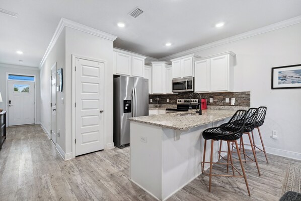 Kylskåp, mikrovågsugn, ugn och spishäll