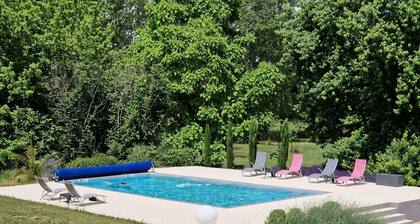7 km from Tours! Bed and breakfast with kitchen, saltwater pool and air conditioning.